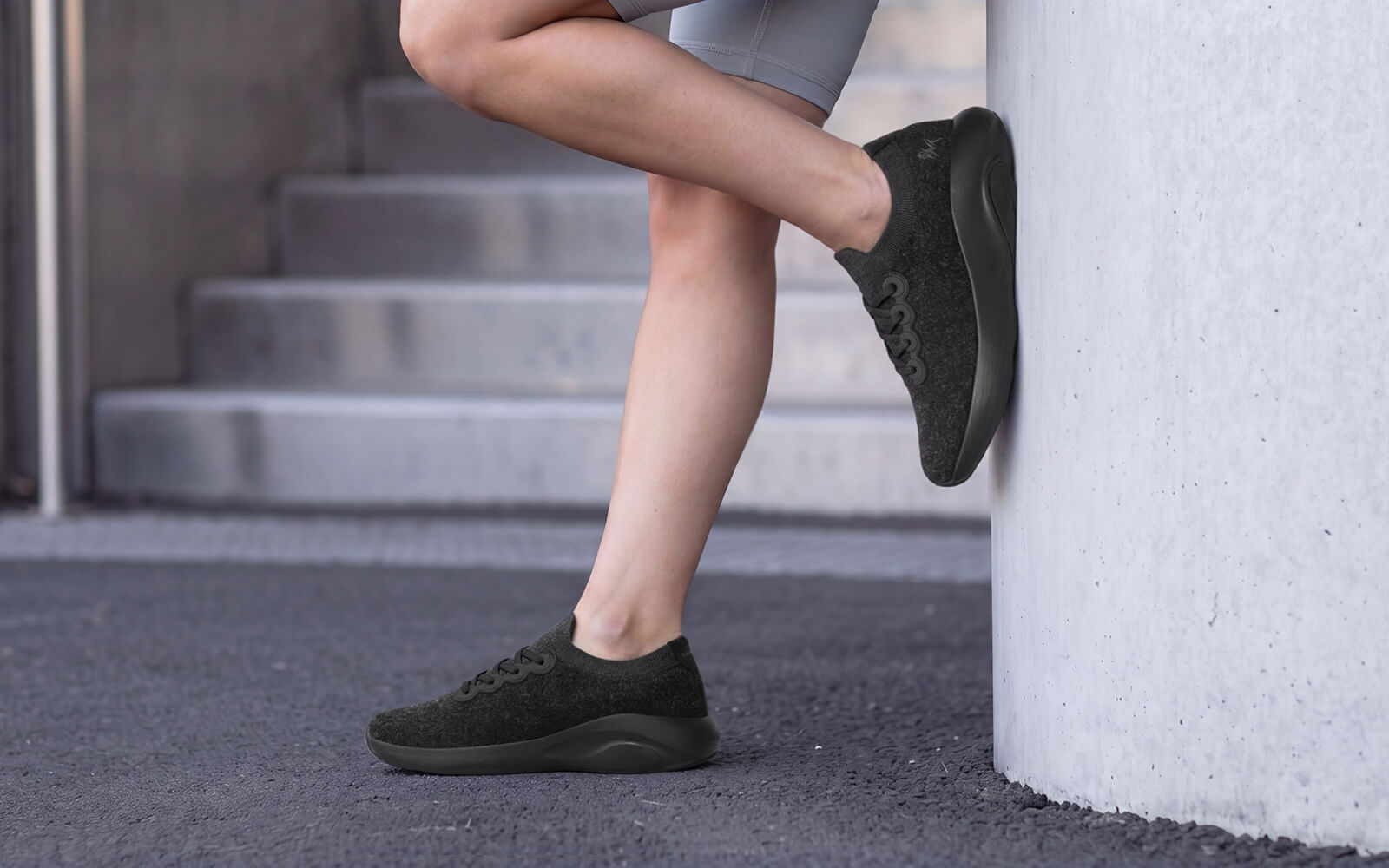 Lush Glider For Women : Black