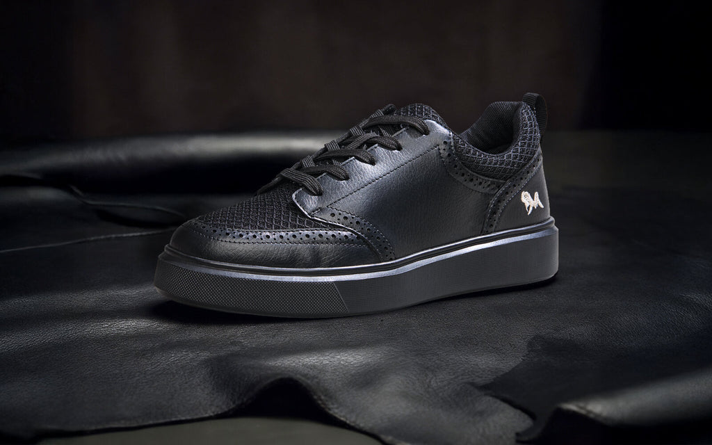 Pure Motion Sneakers : Black